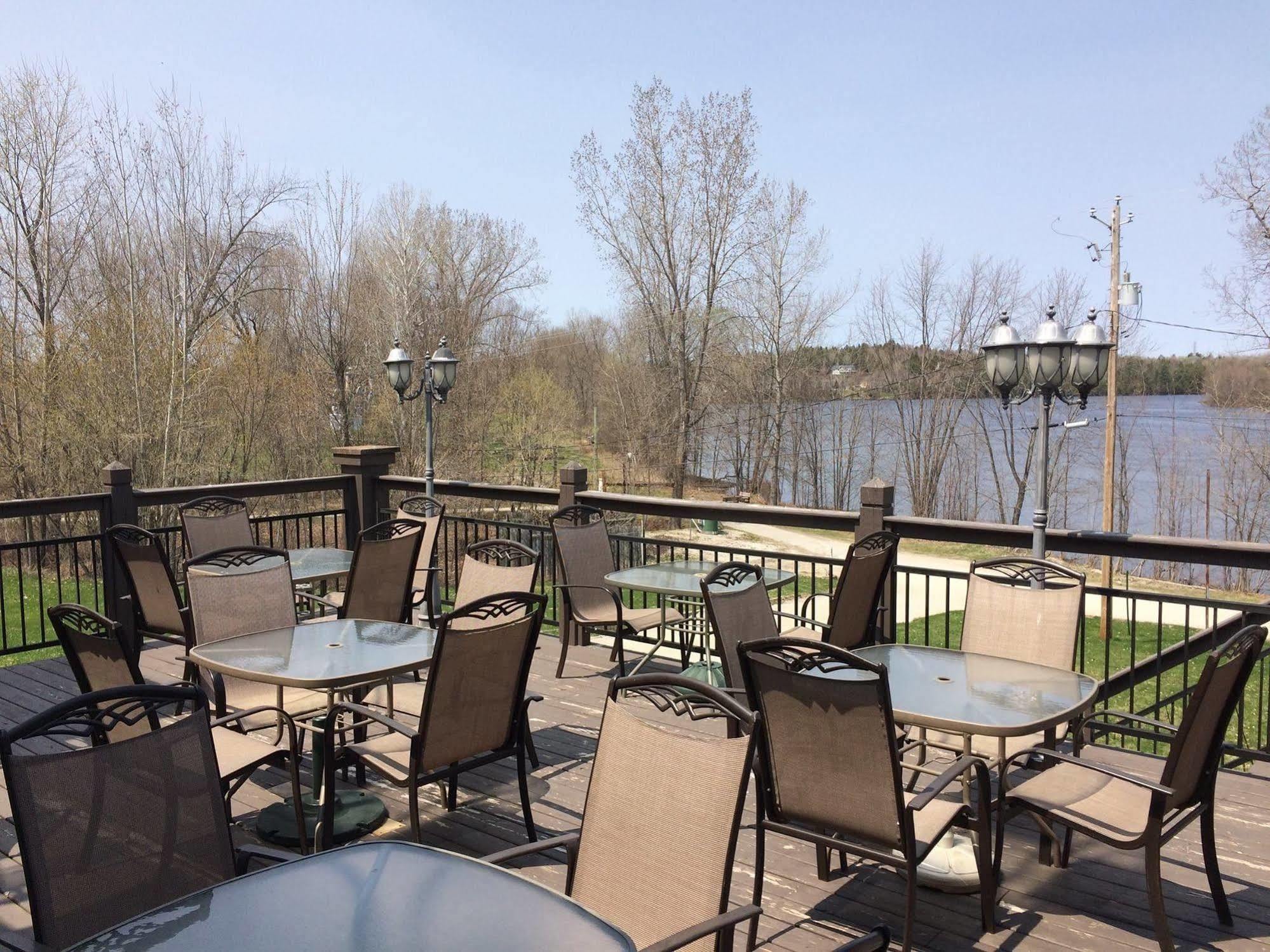 Chateau Logue Hotel Maniwaki Exterior foto