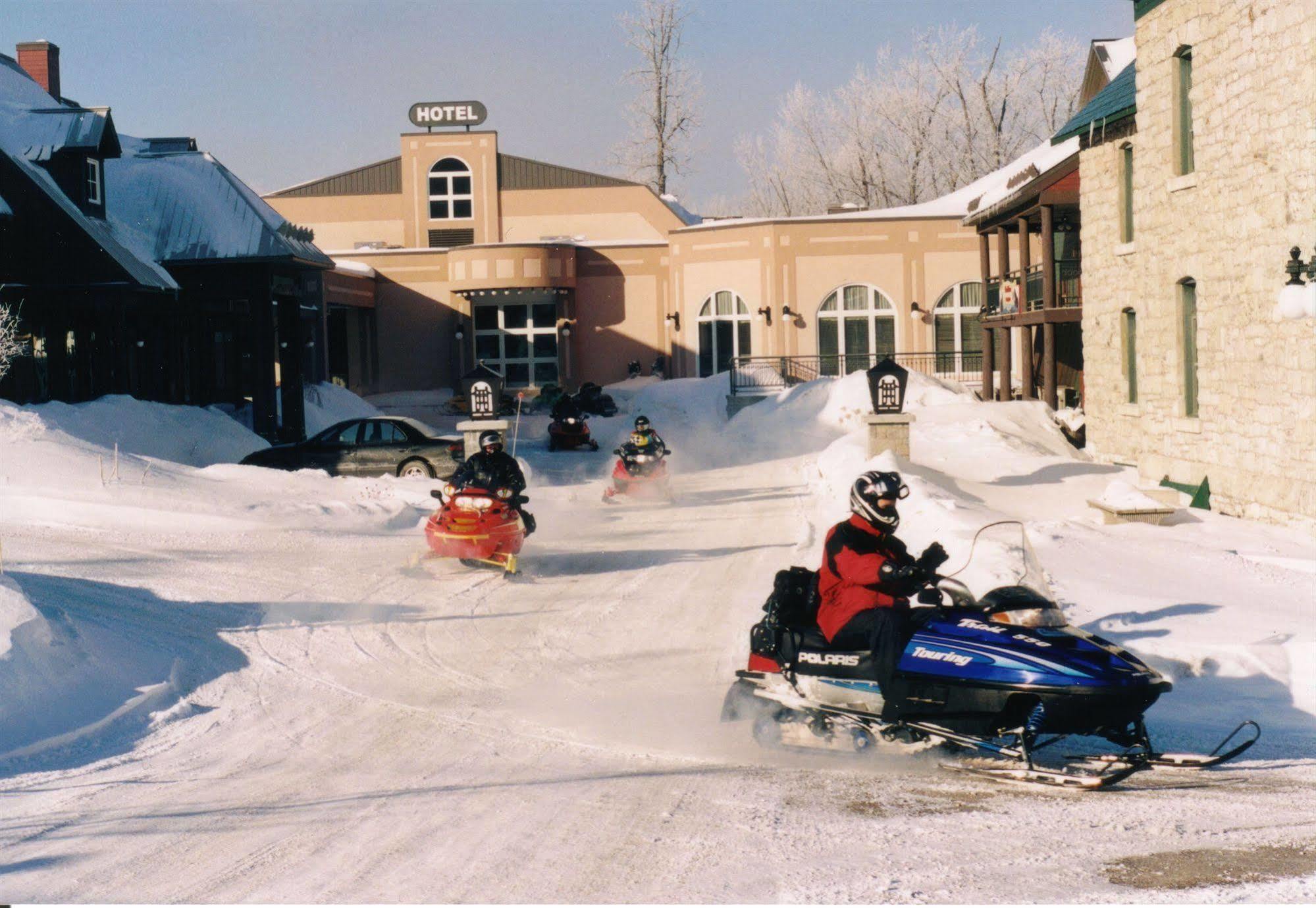 Chateau Logue Hotel Maniwaki Exterior foto
